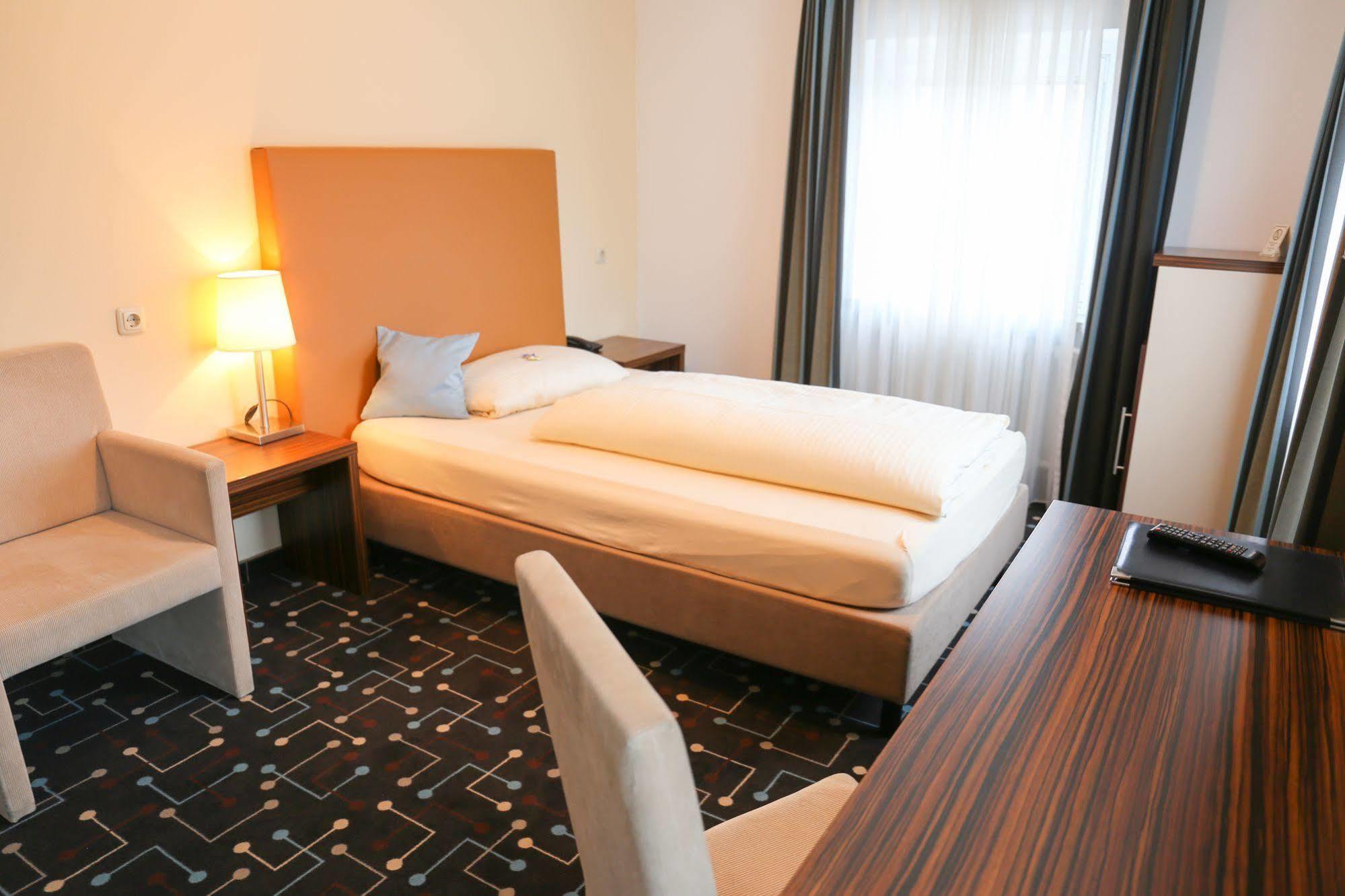 Hotel Koeniger Pliening Extérieur photo